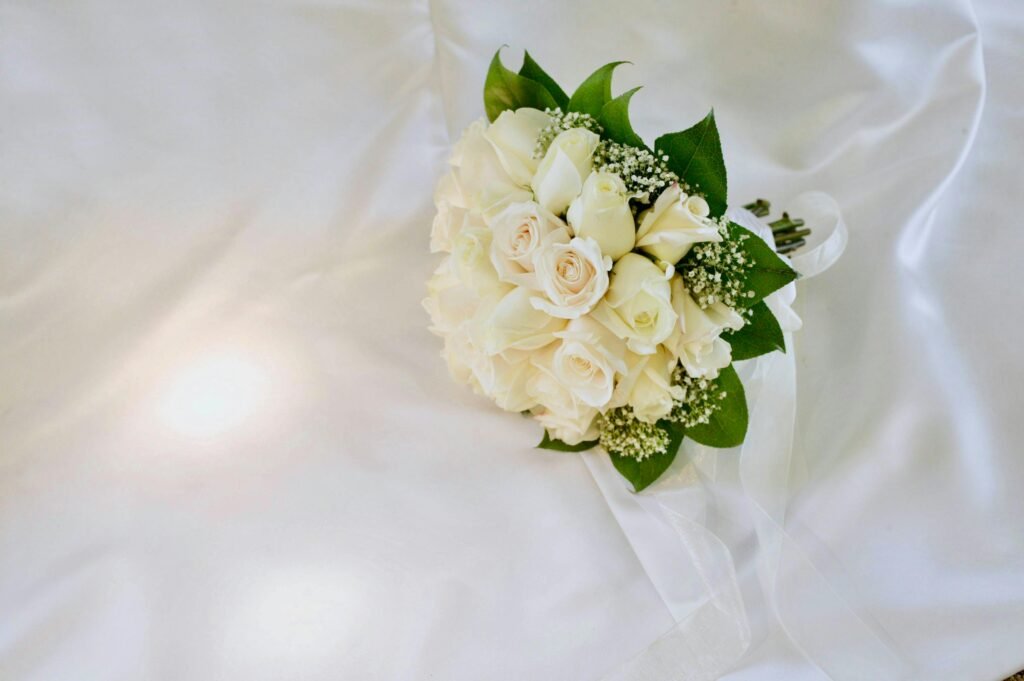 Buquê de rosas brancas: quando optar por elegância e pureza 2 rosas brancas