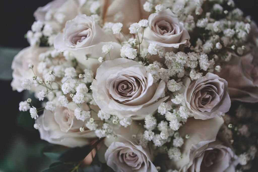 Buquê de rosas brancas: quando optar por elegância e pureza 1 rosas brancas